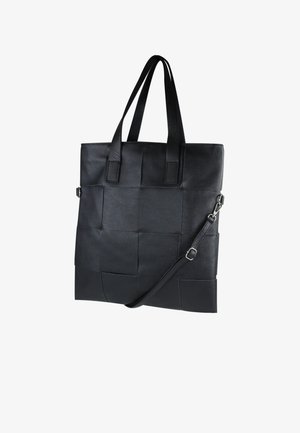 Zwarte leren totebag met een geweven ontwerp, twee bovenhandvatten en een afneembare schouderriem. Gladde textuur met vierkante patronen.