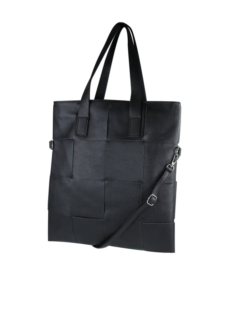 Zwarte leren totebag met een geweven ontwerp, twee bovenhandvatten en een afneembare schouderriem. Gladde textuur met vierkante patronen.