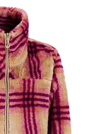 Furry jack met ritssluiting en roze, beige en bordeaux geruit patroon en hoge kraag, getoond van borst tot schouder op een witte achtergrond.