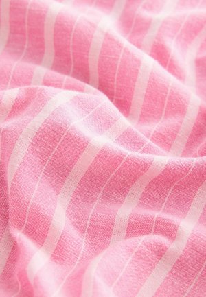 Rosa Stoff hat eine strukturierte Oberfläche mit auffälligen weißen, vertikalen Streifen. Das Material wirkt weich und leicht und zeigt sanfte Drapierungen.