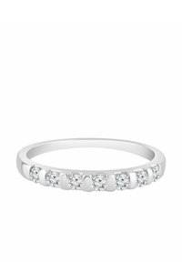 Prsteň z bieleho zlata so siedmimi okr�úhlymi diamantmi briliantového výbrusu usporiadanými v rade, s hladkým, lešteným povrchom a miernym zakrivením.