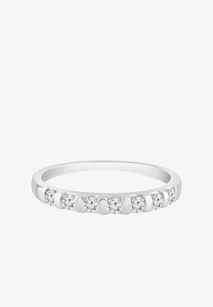 Anillo de banda de oro blanco con siete diamantes redondos de corte brillante colocados en fila, con un acabado liso y pulido y una ligera curva.