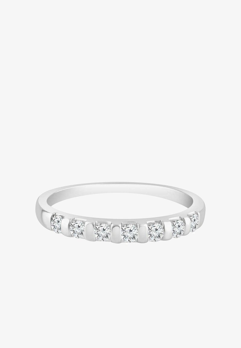 Pierścionek z białego złota z siedmioma okrągłymi diamentami o szlifie brylantowym ułożonymi w rzędzie, z gładkim, polerowanym wykończeniem i lekkim zakrzywieniem.