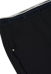 Zwarte atletische shorts met een gladde textuur, voorzien van een brede elastische tailleband met 'FOCUS AHEAD' bedrukt in donkerblauw en een kleine zilveren drukknopdetail.