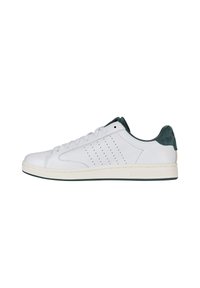 Adidași din piele albă cu accent de velur verde pe călcâi. Prezintă un design perforat pe lateral și o talpă texturată din cauciuc alb.