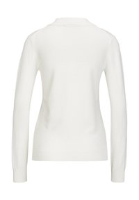 Weißer Langarmpullover mit geripptem Kragen, glatter Textur, taillierter Form und subtilen Nähten an den Schultern und am Rücken.