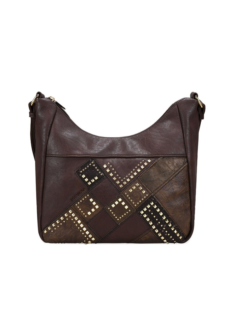 Bolso de hombro de cuero marrón oscuro con diseño de patchwork, tachuelas doradas, patrones grabados y un cierre con cremallera en la parte superior.