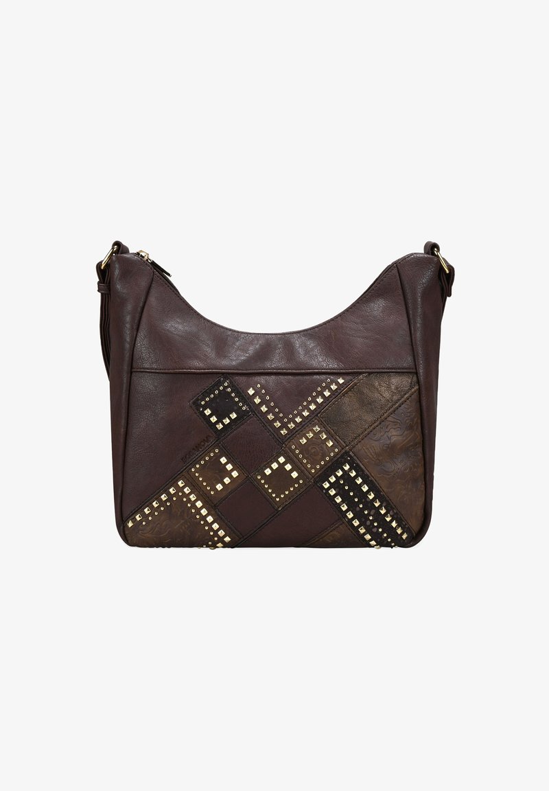 Bolso de hombro de cuero marrón oscuro con diseño de patchwork, tachuelas doradas, patrones grabados y un cierre con cremallera en la parte superior.