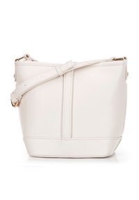 Borsa a tracolla in finta pelle bianca con base piatta, tracolla regolabile e dettagli delle cuciture verticali. Accenti in hardware color oro.