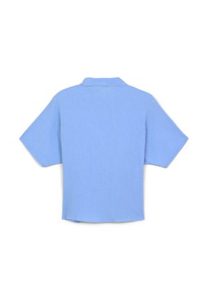 Chemise bleu clair à manches courtes avec col, présentant un tissu texturé et une coupe décontractée, conçue pour un usage quotidien.
