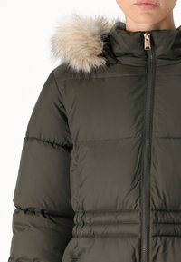 Vero Moda Petite VMPINAR COAT - Ziemas mētelis - dark green