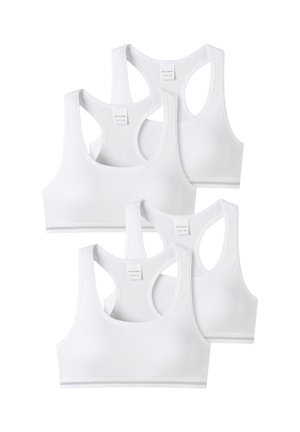 Quattro reggiseni sportivi bianchi a coste con design racerback disposti in due file su sfondo bianco.