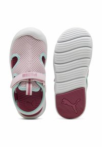 Puma gyerekcipők rózsaszín hálós felsőrésszel, fehér talppal, menta zöld díszítéssel és biztos záródású pánttal. Textúrált talp a tapadásért.