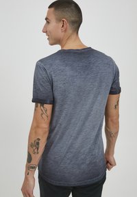 Kortsleeve, rundhals, gradient t-skjorte i mørkeblå med teksturert finish. Har rullede ermer og buet hem.