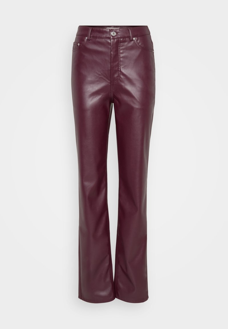 Pantaloni in pelle bordeaux con vita aderente, gambe diritte, cuciture minime e chiusura con bottone argentato. Texture liscia con una leggera lucentezza.