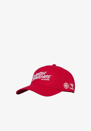 Rode baseballpet met witte tekst "DANISH DYNAMITE", Hummel-logo en het embleem van de Deense voetbalbond aan de zijkant.