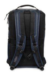 Marineblauwe en zwarte rugzak met een gevoerde mesh rug, verstelbare schouderbanden en gespen. Bevat een textuurstof en versterkte constructie.