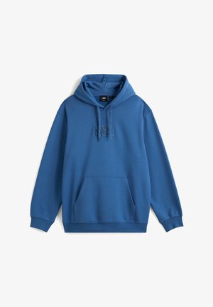 Blue hooded sweatshirt made of soft fabric, featuring a front kangaroo pocket and an embroidered logo on the chest. Ribbed cuffs and hem.