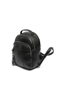 Schwarzer Leder-Rucksack mit runder Form, doppelten Reißverschlüssen, einer Fronttasche und einem blumenförmigen Akzent an der Seite. Verstellbarer Riemen enthalten.