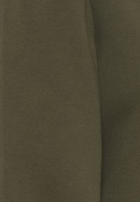 Olivgrüner Stoffmuster mit glatter Textur, das eine konsistente Farbe und einen leichten Glanz aufweist, geeignet für Bekleidung oder Accessoires.