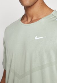 Nike Performance RISE - Camiseta deportiva - jade horizon/reflective silver