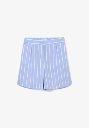 Descrizione di pantaloni corti blu chiaro con righe bianche verticali, design sartoriale, parte anteriore plissettata e una texture del tessuto liscia. La vestibilità include una fascia elastica in vita.