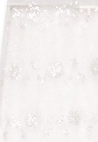 Witte doorzichtige stof versierd met verspreide, iriserende pailletten in bloempatronen, met een licht gestructureerd oppervlak voor extra detail.
