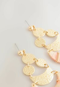 Orecchini in tono dorato caratterizzati da una combinazione di forme circolari e a mezza luna testurizzate, collegati tra loro con un perno argentato e arricchiti da morbido tessuto pesca.