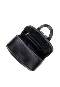 Sac à dos en cuir noir avec une texture en relief, une fermeture à glissière et une petite poche extérieure. L'intérieur est doublé de tissu et comprend une poche zippée supplémentaire.