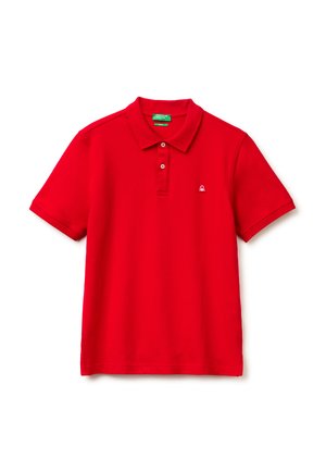 Czerwona koszulka polo z krótkim rękawem, dwoma guzikami i małym białym logo na lewej piersi, pokazana na białym tle.