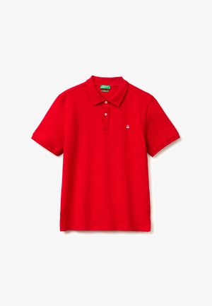 Rotes kurzärmeliges Polohemd mit zwei Knöpfen und kleinem weißem Logo auf der linken Brust, dargestellt vor weißem Hintergrund.