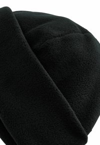 Svart fleece mössa med en mjuk textur, med en vikkrage och rundad topp, designad för värme och komfort.