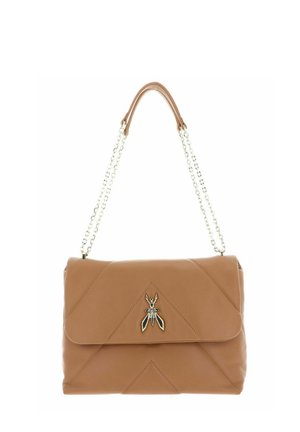 Sac à épaule en cuir fauve avec motif chevron matelassé, anses en chaîne argentées et fermoir métallique en forme d'insecte sur le rabat avant.