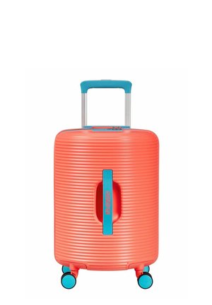 Valise rigide orange avec une poignée télescopique bleue, une poignée latérale et quatre roues pivotantes bleues sur fond blanc.