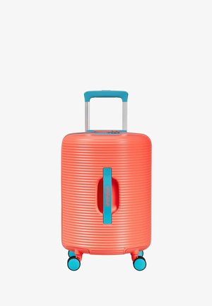 Valise rigide orange avec une poignée télescopique bleue, une poignée latérale et quatre roues pivotantes bleues sur fond blanc.