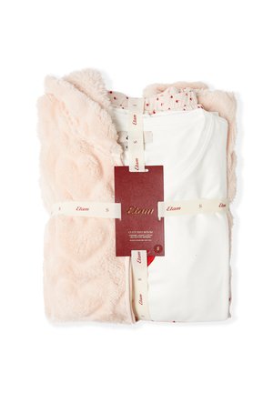Pyjama-Set mit einem weichen, rosa Fleecepulli und weißen Hosen mit kleinen roten Herzmustern, ordentlich zusammengebunden mit Markenetiketten.