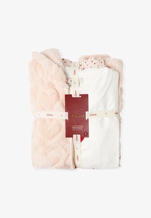 Pyjama-Set mit einem weichen, rosa Fleecepulli und weißen Hosen mit kleinen roten Herzmustern, ordentlich zusammengebunden mit Markenetiketten.