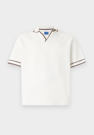 Vit kortärmad polo mer V-ringning, med bruna accentstriper på kragen och ärmarna. Tillverkad av ett mjukt, strukturerat material.