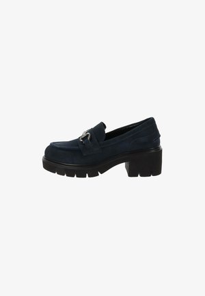Mocassins en daim bleu marine avec une épaisse semelle noire et une boucle en argent décorative à l'avant, présentant un design de bout arrondi.