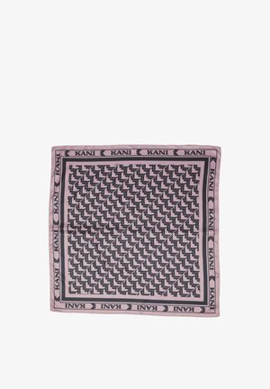 Zīda šalle ar ģeometrisku rakstu melnā krāsā uz gaismas rozā fona, no ārpuses apmalota ar atkārtotām "KANI" teksta frāzēm melnā krāsā.