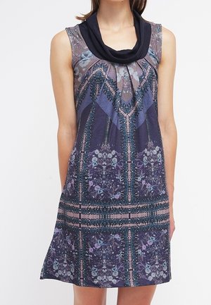 Robe sans manches avec un col bénitier en bleu foncé, présentant un motif géométrique et floral détaillé dans des tons violet et rose.