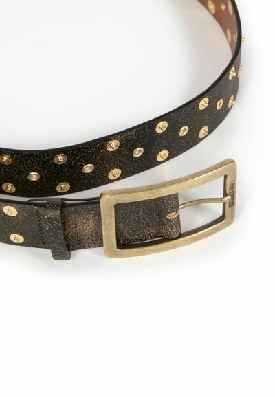 Cintura in pelle nera texturizzata con borchie dorate, una fibbia rettangolare in ottone e una finitura liscia sul lato inferiore.