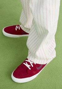 SK8 LOW UNISEX - Treniņu apavi - red
