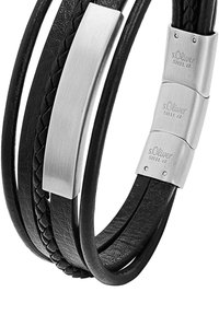 Pulsera de cuero negro con detalle trenzado, cierre de metal plateado y acentos grabados. Presenta tres secciones planas para un contraste de diseño.