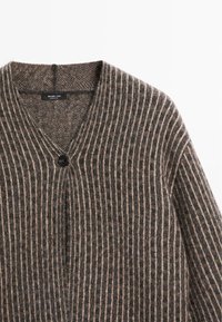 Bruine en beige gestreepte wollen cardigan met een V-hals, voorzien van een enkele zwarte knop en ribbeltextuur. Merklabel zichtbaar bij de hals.