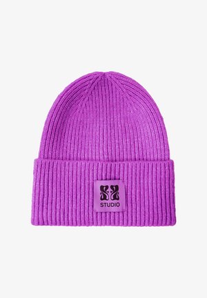 Fialová pletená čepice s žebrovaným vzorem a ohrnutým lemem. Má obdélníkovou nášivku s černým textem a designem na jednobarevném fialovém pozadí.