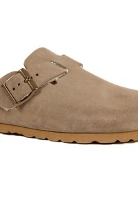 Sabots en daim beige clair avec une large sangle et une boucle en métal ajustable. Semelle en caoutchouc légère avec une surface texturée et un bout arrondi.