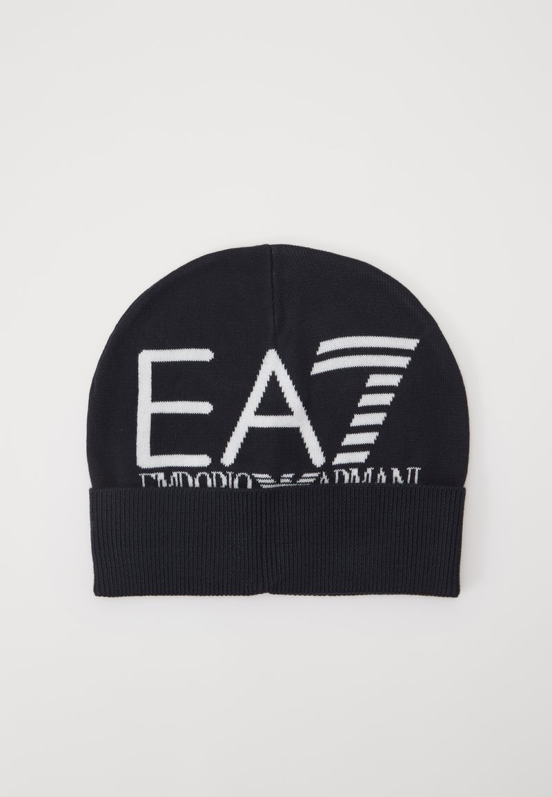 Sötétkék kötött sapka fehér "EA7" logóval és felirattal. Bordás mandzsettájú és sima textúrájú. Hideg időjárásra alkalmas.