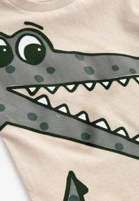 Next SHORT SLEEVE CHARACTER - T-Shirt print - neutral crocodile