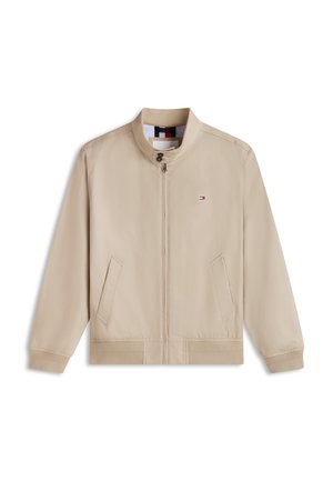 Beige Jacke mit Reißverschluss, Stehkragen, zwei Vordertaschen, langen Ärmeln und kleinem rechteckigem Logo auf der linken Brust.
